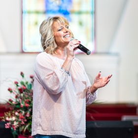 Melissa, knee replacement patient singing